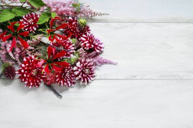 Yıldız Çiçeği çiçek ve achillea millefolium twigs ahşap üzerine