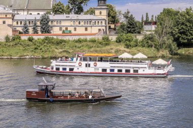 Krakow,Polonya - 12 Ağustos 2015: Wisl'de turistlerin olduğu gemiler