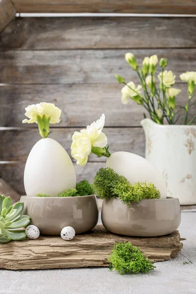 Blumenschmuck mit Gänseei, Nelken, Chrysanthemen und — Stockfoto