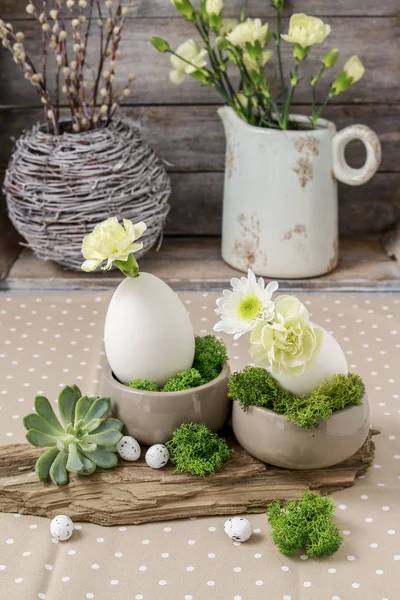 ガチョウの卵、カーネーション、菊の花のアレンジメントと — ストック写真