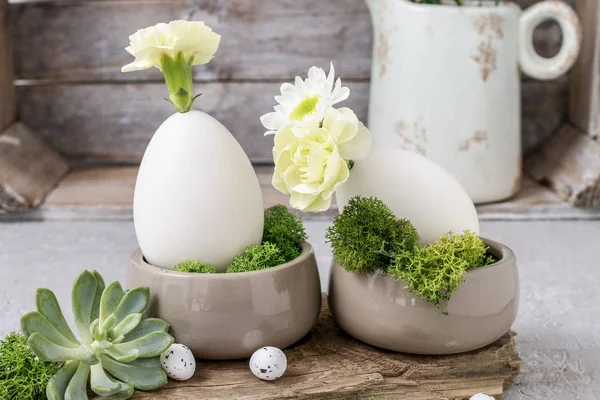Disposizione floreale con uovo d'oca, garofani, crisantemo e — Foto Stock