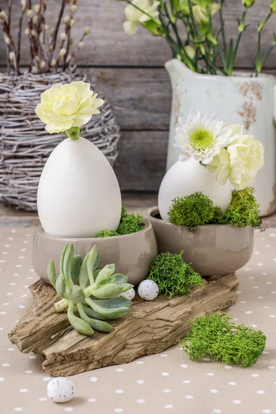 Цветочная композиция с яйцом гуся, гвоздиками, хризантемой и — стоковое фото