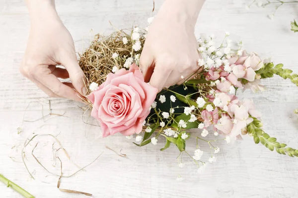 Hvordan man laver påske blomsterbord dekoration med lyserøde roser, tuto - Stock-foto