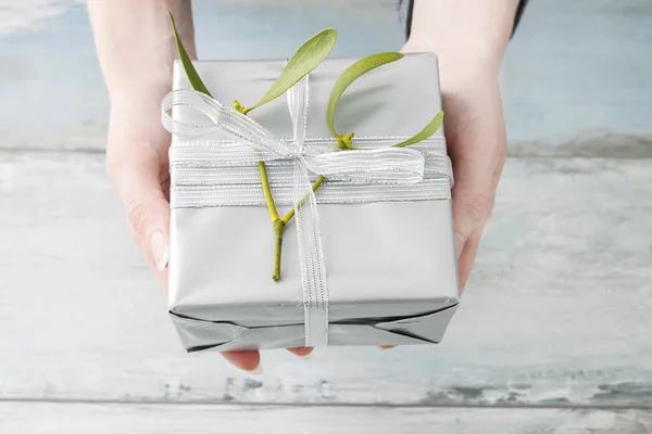 How to wrap and decorate christmas gift, tutorial. — Stock Photo, Image