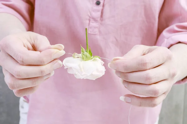 Mujer muestra cómo hacer hermosos clips de pelo de boda para bridesm — Foto de Stock