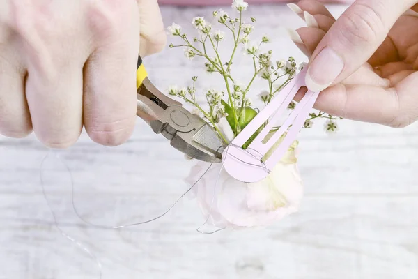 Woman shows how to make beautiful wedding hair clips for bridesm — ストック写真