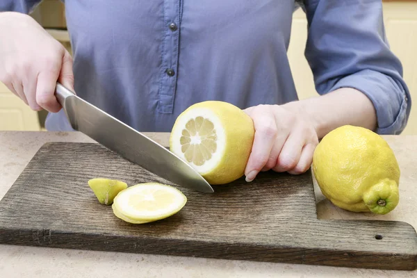 Cómo hacer limonada, paso a paso, tutorial . — Foto de Stock