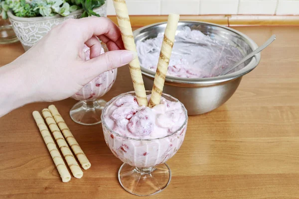 Jak udělat zmrzlinový dezert s čerstvými jahodami, broskve a — Stock fotografie