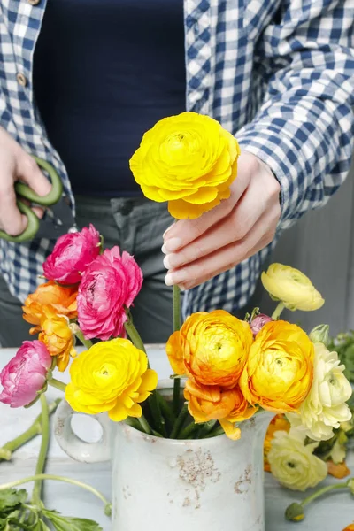 Donna che lavora con fiori primaverili . — Foto Stock