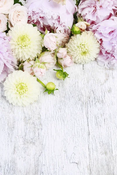 Adorno floral con peonías, rosas, dalias y otras flores de verano — Foto de Stock