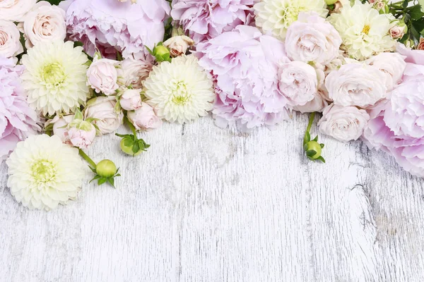 Adorno floral con peonías, rosas, dalias y otras flores de verano — Foto de Stock