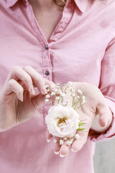 Woman shows how to make beautiful wedding hair clips for bridesm — Stok fotoğraf