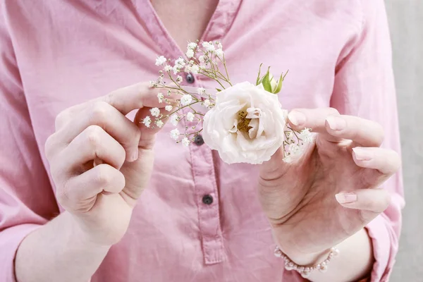 Woman shows how to make beautiful wedding hair clips for bridesm — Stok fotoğraf