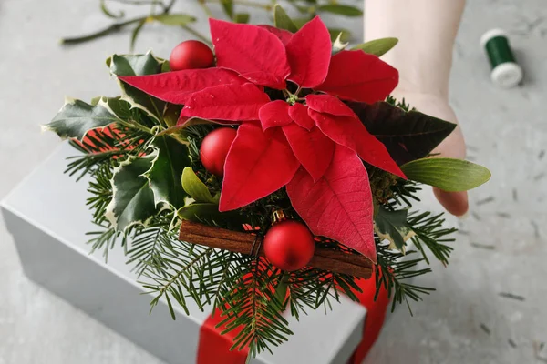 Come decorare il regalo di Natale, tutorial . — Foto Stock