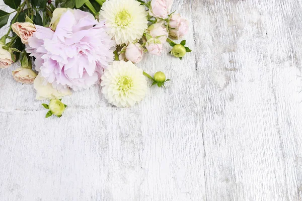 Adorno floral con peonías, rosas, dalias y otras flores de verano —  Fotos de Stock