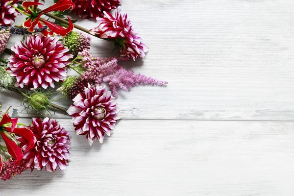 Dahlia flores e galhos achillea millefolium sobre madeira — Fotografia de Stock