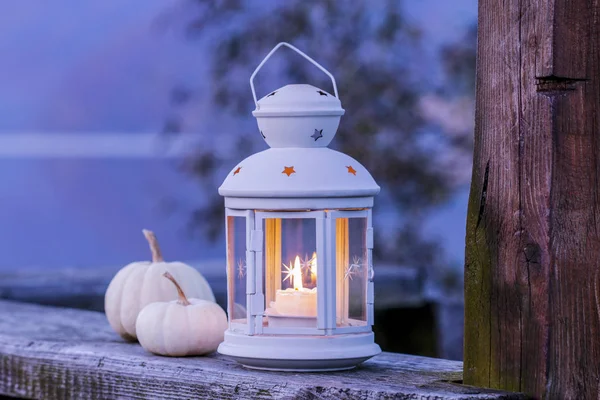 Lanterna bianca sul molo di legno — Foto Stock