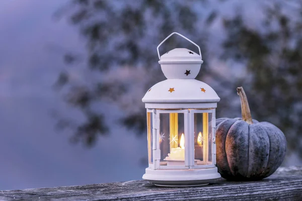 Lanterna bianca sul molo di legno — Foto Stock