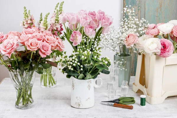 Florist workplace: flowers and accessories. — Stock Photo, Image