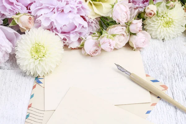 Vintage briefpapier instellen en pastel kleuren bloemen rond — Stockfoto