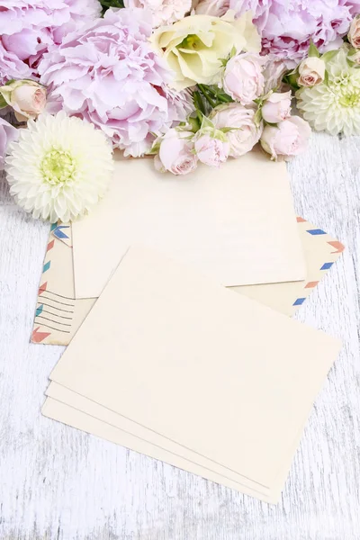 Conjunto de artigos de papelaria vintage e cores pastel flores ao redor — Fotografia de Stock