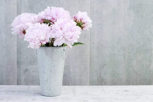 Ramo de peonías rosadas en cubo vintage . —  Fotos de Stock