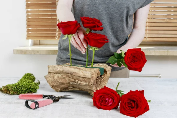 Wie man einfache Blumenarrangements mit Rosen und Moos im Inneren herstellt — Stockfoto