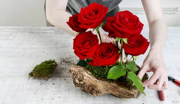 Wie man einfache Blumenarrangements mit Rosen und Moos im Inneren herstellt — Stockfoto
