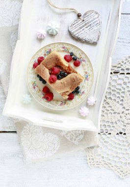 Ahududu ve yaban mersini ile süslenmiş elma pasta, fransız mac