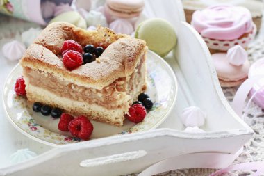 Ahududu ve yaban mersini ile süslenmiş elma pasta, fransız mac