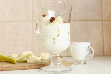 Nasıl yoğurt ve kuru üzüm ile tatlı muz tabakası tatlı yapmak