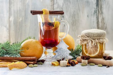 Baharat ve portakal kabuğu ile sıcak noel içeceği.