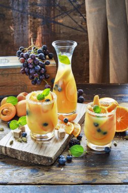 Şeftali, portakal ve yaban mersini ile yaz içkisi. 