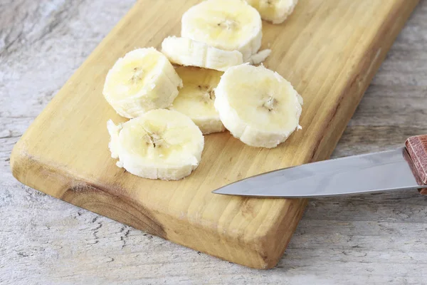 Plátano en rodajas en la mesa —  Fotos de Stock