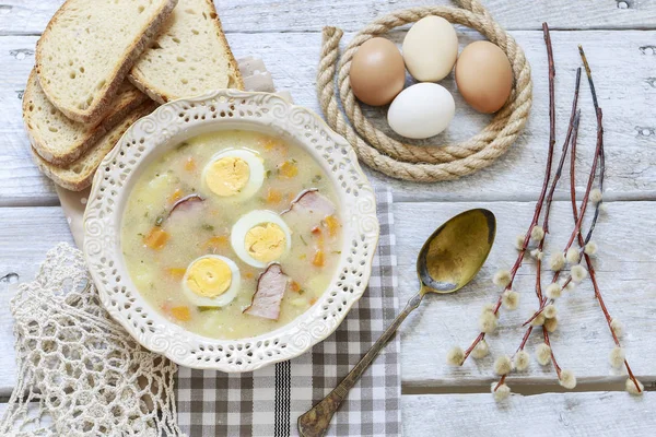 Den sura råg soppa gjord av syrade rågmjöl och kött — Stockfoto