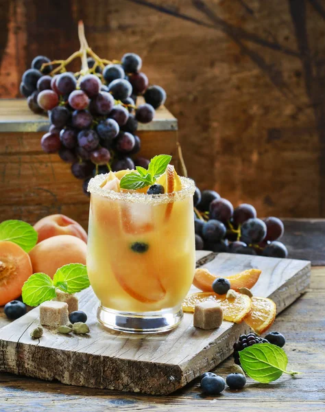 Bebida de verão com pêssegos, laranjas e mirtilos . — Fotografia de Stock