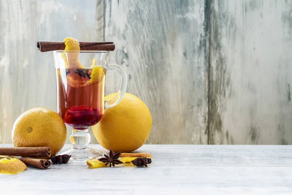 Bebida caliente de Navidad con especias y cáscara de naranja . —  Fotos de Stock