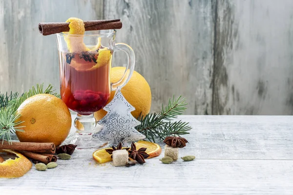 Горячий рождественский напиток со специями и апельсиновой кожурой . — стоковое фото