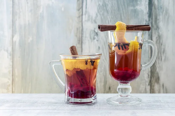 Bebida de Navidad caliente y aromática con especias y cáscara de naranja — Foto de Stock