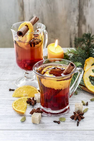 Varm jul dryck med kryddor och apelsinskal. — Stockfoto