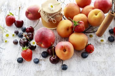 Yaz meyveleri ve reçel ile üç kavanoz