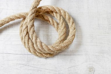 Beyaz ahşap gemi halatı