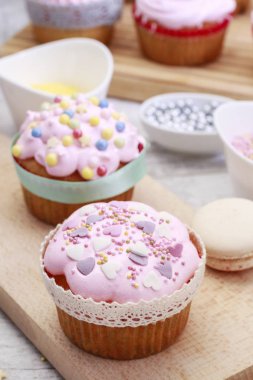 Pembe muffins renkli sprinkles ile süslenmiş.