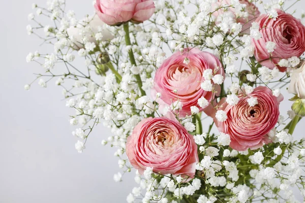 Pink Ranunculus virágok és apró fehér fátyolvirág paniculata. — Stock Fotó