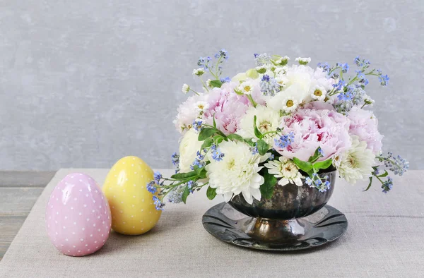 Květinové uspořádání s růžovými petiemi, květinovými květy, bílé — Stock fotografie