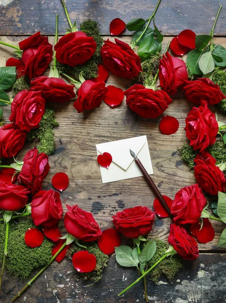 Red roses on wooden background — Stock Photo, Image