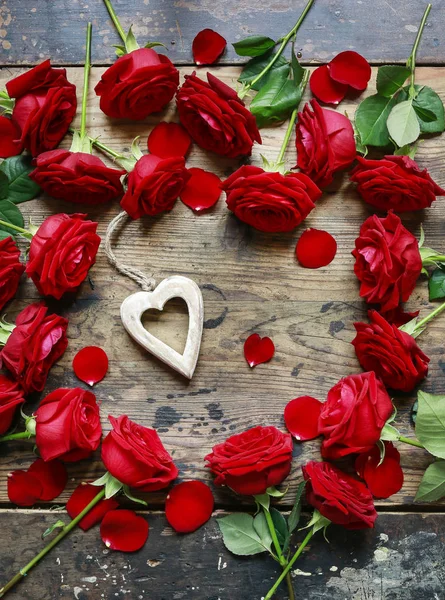 Red roses on wooden background — Stock Photo, Image