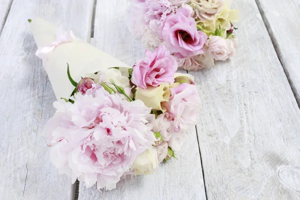 Rosa Blüten in Papierverpackung, florale Cornets. — Stockfoto
