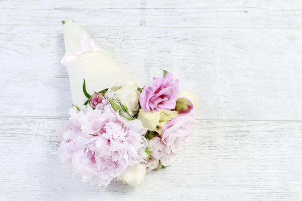 Rosa Blüten in Papierverpackung, florale Cornets. — Stockfoto