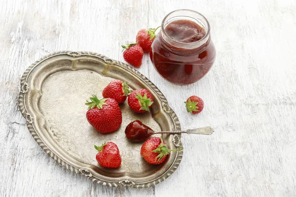 Jar of strawberry jam and ripe fruits. — Stock Photo, Image